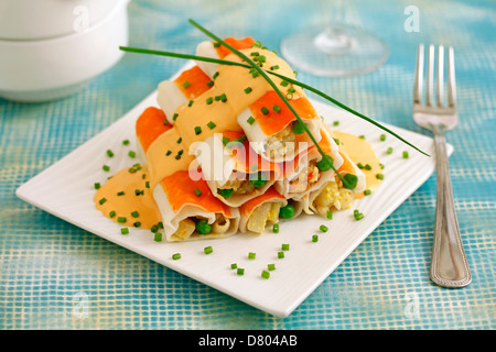 Rouleaux de surimi aux légumes. Recette disponible. Banque D'Images