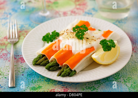 Rouleaux de crabe avec des asperges sauvages. Recette disponible. Banque D'Images