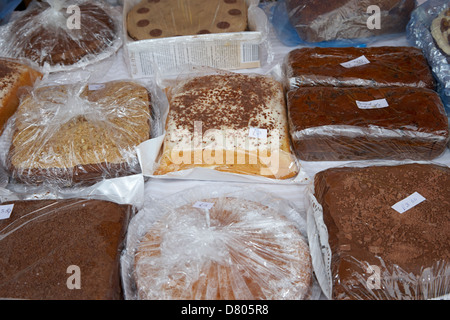 Des gâteaux faits maison sur un organisme de bienfaisance décroche à un événement en plein air au Royaume-Uni Banque D'Images