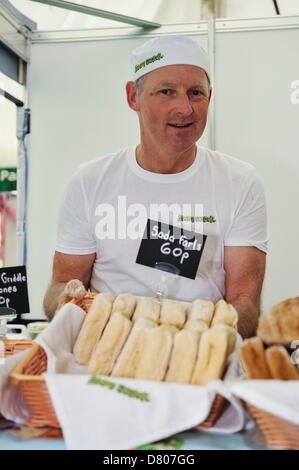 Lisburn, Irlande du Nord. Le 15 mai 2013. Le propriétaire de Krazi boulangers nous tend un plateau de soda farls pain traditionnel irlandais.Crédit : Stephen Barnes/Alamy Live News Banque D'Images