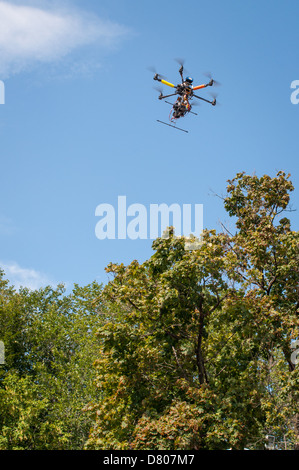 Un drone avec une caméra survole un park à Brooklyn. Banque D'Images