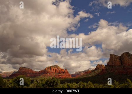 Nuages sur rock formations in rural landscape, Sedona, Arizona, United States Banque D'Images