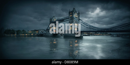 Pont sur la rivière urbaine très orné, London, Londres, Royaume-Uni Banque D'Images