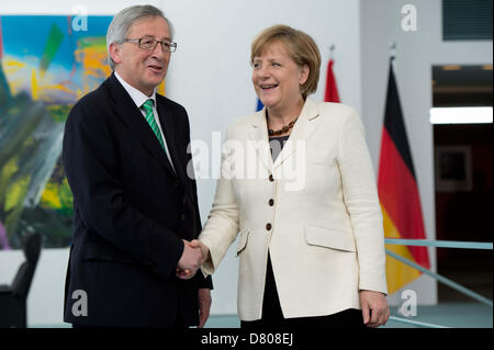 La chancelière allemande, Angela Merkel, le Premier ministre luxembourgeois Jean-Claude Juncker rencontre à Berlin, Allemagne, 16 mai 2013. Photo : MAURIZIO GAMBARINI Banque D'Images