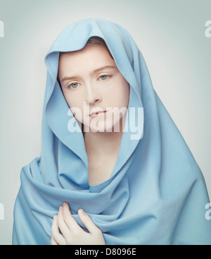 Caucasian girl wrapped in blanket Banque D'Images