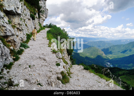 La PREMIÈRE GUERRE MONDIALE. Veneto, Italie. Mont Pasubio, la 'Strada delle 52 gallerie' (52) Sentier des tunnels : une route sinueuse sur la Val Posina. Banque D'Images