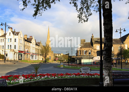 Fleurs à la jonction de Brook Street et le Grove, à Ilkley, West Yorkshire Banque D'Images