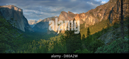 Montagnes rocheuses surplombant la vallée rurale, Yosemite, California, United States Banque D'Images