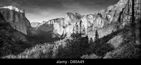 Montagnes rocheuses surplombant la vallée rurale, Yosemite, California, United States Banque D'Images