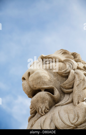 Statue de pierre d'un lion sous un beau ciel bleu Banque D'Images