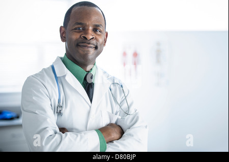 African American doctor smiling in office Banque D'Images