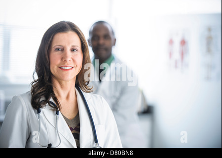 Doctors standing in office Banque D'Images