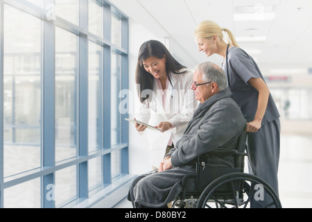 Doctor and nurse talking to patient in hospital Banque D'Images