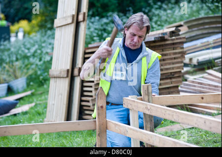 Londres, Royaume-Uni. 16 mai 2013. un homme installe son stand exposant pendant les préparatifs de la RHS Chelsea Flower Show 2013 Crédit : Piero Cruciatti edition / Alamy Live News Banque D'Images