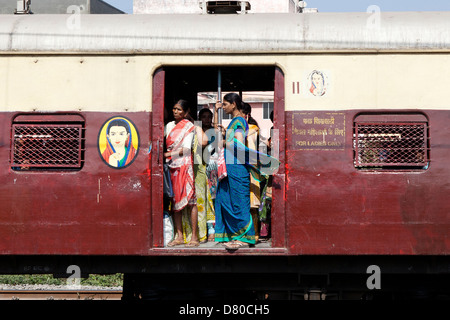 Les femmes d'un seul chariot élévateur sur un train de voyageurs en Inde Banque D'Images