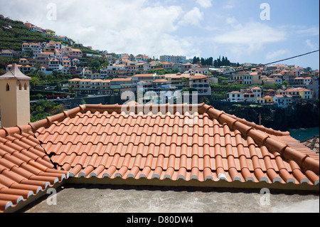 La vue sur les toits à Camara de Lobos, Madère Banque D'Images