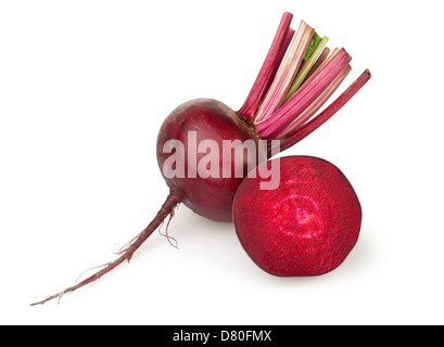 Couper la betterave rouge sur fond blanc Banque D'Images