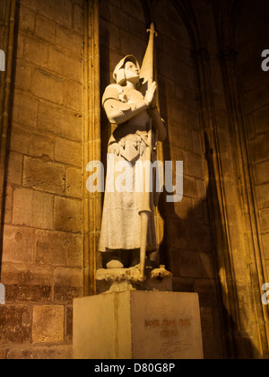 Statue de Jeanne d'Arc dans la Cathédrale Notre-Dame. Banque D'Images
