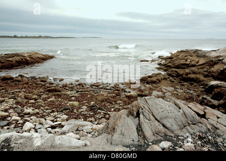 Jour frisquet sur Ogunquit, Maine, vu depuis un rivage rocailleux sur le golfe du Maine. Banque D'Images