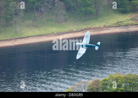 Réservoir Derwent, Derbyshire, Royaume-Uni. 16 mai 2013. Un chasseur Spitfire RAF survole Ladybower Reservoir dans la Haute Vallée de Derwent dans le cadre de la 70e anniversaire de l'Escadron 617 Dambusters Défilé commémoratif. Le 16 mai 2013. , Derbyshire Peak District. Credit : Graham Dunn / Alamy Live News Banque D'Images