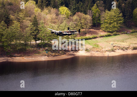 Réservoir Derwent, Derbyshire, Royaume-Uni. 16 mai 2013. Le 70e anniversaire de la bataille d'Angleterre a été commémoré par un défilé d'un bombardier Lancaster, un Spitfire et 2 tornades. L'avion a volé au-dessus du réservoir Derwent dans le Derbyshire, Royaume-Uni. Le barrage est où les équipages ont pratiqué leur technique de bombardement en utilisant les bombes rebondissantes 'révolutionnaire' pendant la Seconde Guerre mondiale Photo : Eric Murphy / Alamy Live News Banque D'Images