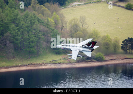 Réservoir Derwent, Derbyshire, Royaume-Uni. 16 mai 2013. Un RAF Tornado Gr4 avion survole Ladybower Reservoir dans la Haute Vallée de Derwent dans le cadre de la 70e anniversaire de l'Escadron 617 Dambusters Défilé commémoratif. Le 16 mai 2013. , Derbyshire Peak District. Credit : Graham Dunn / Alamy Live News Banque D'Images