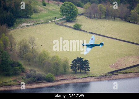 Réservoir Derwent, Derbyshire, Royaume-Uni. 16 mai 2013. Un chasseur Spitfire RAF survole Ladybower Reservoir dans la Haute Vallée de Derwent dans le cadre de la 70e anniversaire de l'Escadron 617 Dambusters Défilé commémoratif. Le 16 mai 2013. , Derbyshire Peak District. Credit : Graham Dunn / Alamy Live News Banque D'Images