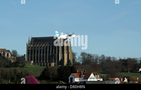 Brighton City Airways avion au décollage plus de Lancing College de Brighton et l'aéroport de la ville de Shoreham Banque D'Images