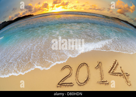 Nouvelle année 2014 des chiffres sur le sable de la plage de l'océan Banque D'Images