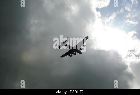 Chatsworth, Derbyshire.UK.16ÈME Mai 2013.Un bombardier Lancaster, a volé au-dessus de Chatsworth House, cet après-midi, pour marquer le 70e anniversaire de la raid Dambusters-air sur l'Allemagne. Crédit : Ian Francis / Alamy Live News Banque D'Images