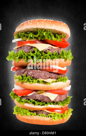 Big cheeseburger isolated on black Banque D'Images