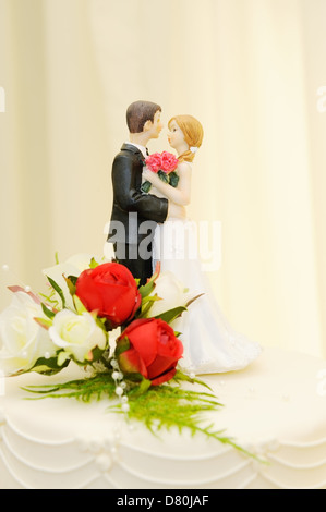 Wedding Cake topper montre gros plan de la jeune mariée et se toilettent Banque D'Images