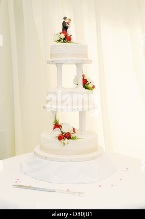 Gâteau de mariage libre à la réception est blanche avec Bride and Groom topper Banque D'Images