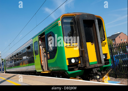 En train de voyageurs London Midland livery en attente à la gare à Bedford, Angleterre. Banque D'Images