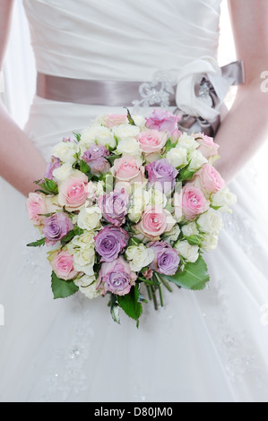 Brides bouquet de roses rose et pourpre gros plan sur jour de mariage Banque D'Images