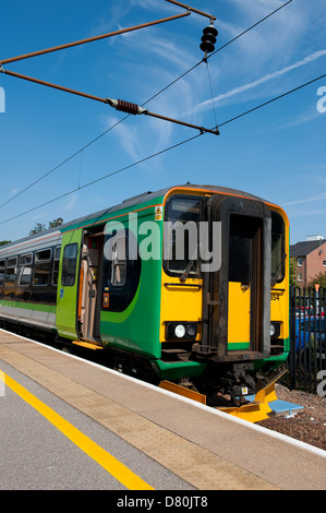 En train de voyageurs London Midland livery en attente à la gare à Bedford, Angleterre. Banque D'Images