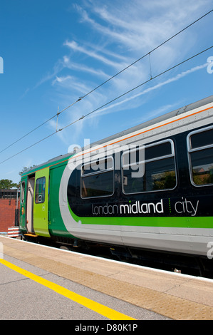 En train de voyageurs London Midland livery en attente à la gare à Bedford, Angleterre. Banque D'Images