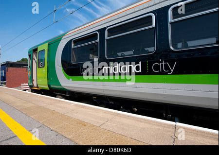 En train de voyageurs London Midland livery en attente à la gare à Bedford, Angleterre. Banque D'Images