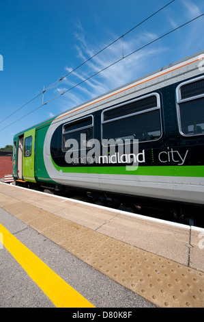 En train de voyageurs London Midland livery en attente à la gare à Bedford, Angleterre. Banque D'Images