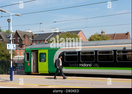 En train de voyageurs London Midland livery en attente à la gare à Bedford, Angleterre. Banque D'Images