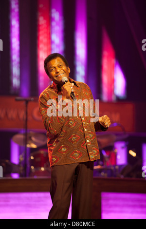 Feu Charley Pride se produit au Grand Ole Opry, Nashville, Tennessee, États-Unis Banque D'Images