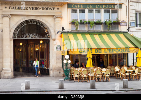 Femme marche hors de la Galerie Vero-Dodat dans le 1er arrondissement, Paris France Banque D'Images