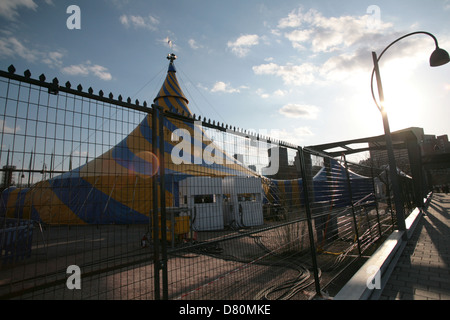 Le Cirque du Soleil tente située à Montréal, Québec. Banque D'Images