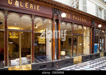 Boutiques à l'intérieur de la Galerie Vero-Dodat - un des passages couverts dans le 2ème arrondissement, Paris France Banque D'Images