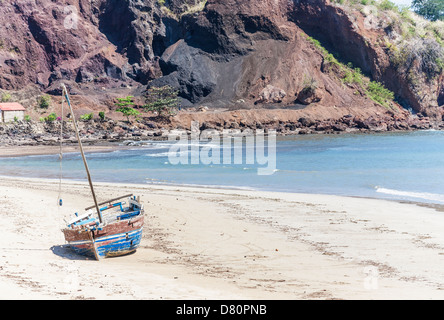 Nosy Be, Madagascar - des vieux bateau de pêche sur la plage Banque D'Images