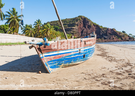 Nosy Be, Madagascar - des vieux bateau de pêche sur la plage Banque D'Images