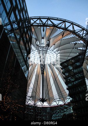 Le dôme moderne du Sony Center, vue de l'intérieur, conçu par Helmut Jahn., situé à Potsdamer Platz, Berlin, Allemagne Banque D'Images