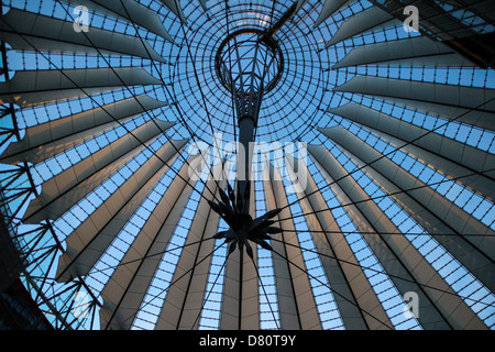 Le dôme moderne du Sony Center, vue de l'intérieur, conçu par Helmut Jahn., situé à Potsdamer Platz, Berlin, Allemagne Banque D'Images