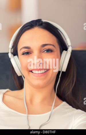 Portrait de femme simling avec ses écouteurs Banque D'Images