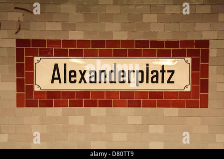 Signe de la gare Alexanderplatz, la ligne de métro U-bahn U2 Berlin, Allemagne Banque D'Images